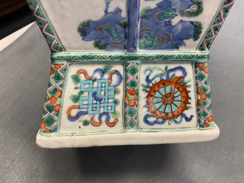 Un vase en porcelaine de Chine doucai &agrave; d&eacute;cor d'une sc&egrave;ne du 'Xi Xiang Ji', Qianlong/Jiaqing